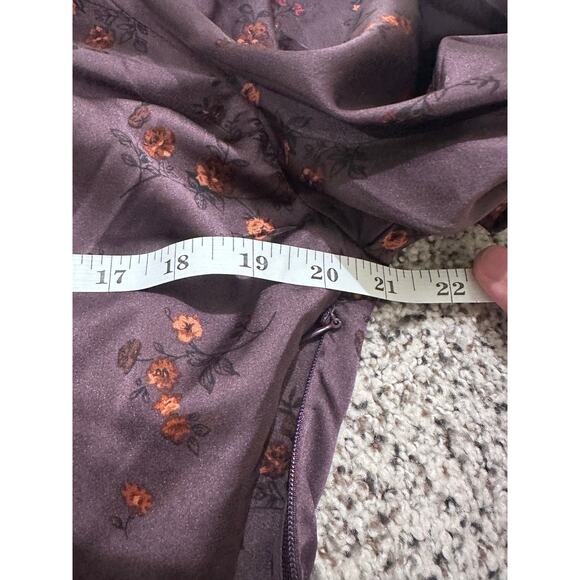 ASTR The Label Twist Front Floral Satin Keyhole Balloon Sleeve Top Plum, 
XL - Picture 7 of 9